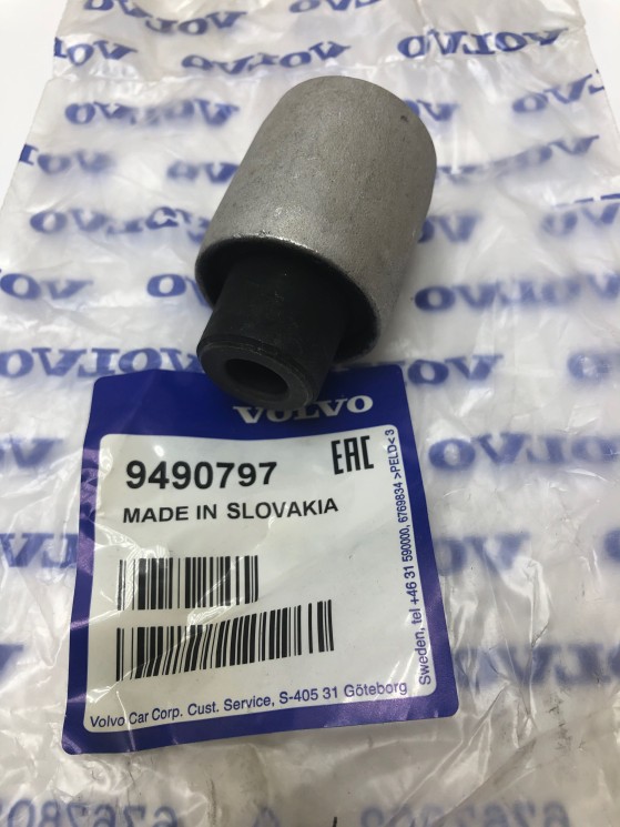Сайлентблок нижнего рычага задней подвески \\ Volvo S60, S80, V70 II \\ VOLVO Original 9490797