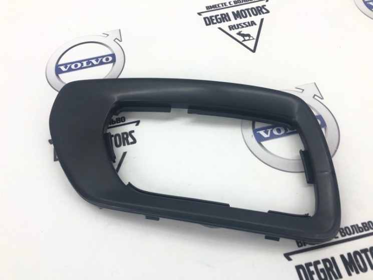 Рамка левой противотуманной фары декоративная Вольво XC70 II CH -174999  \\ SW-Parts SW30744506
