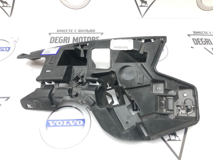 Кронштейн форсунки омывателя фары левой VOLVO V40CC \\ VOLVO Original 31425230
