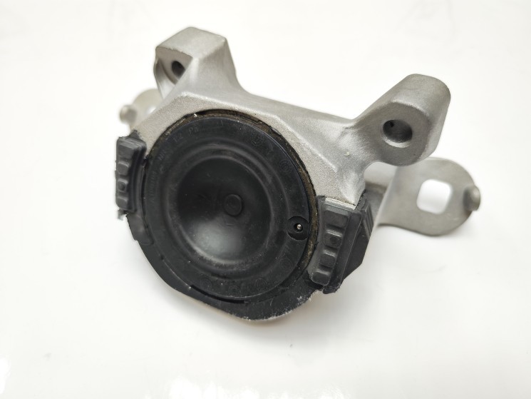 Опора двигателя правая S40 II, C30, V50, V40, V40CC \\ PRO PARTS 62432676