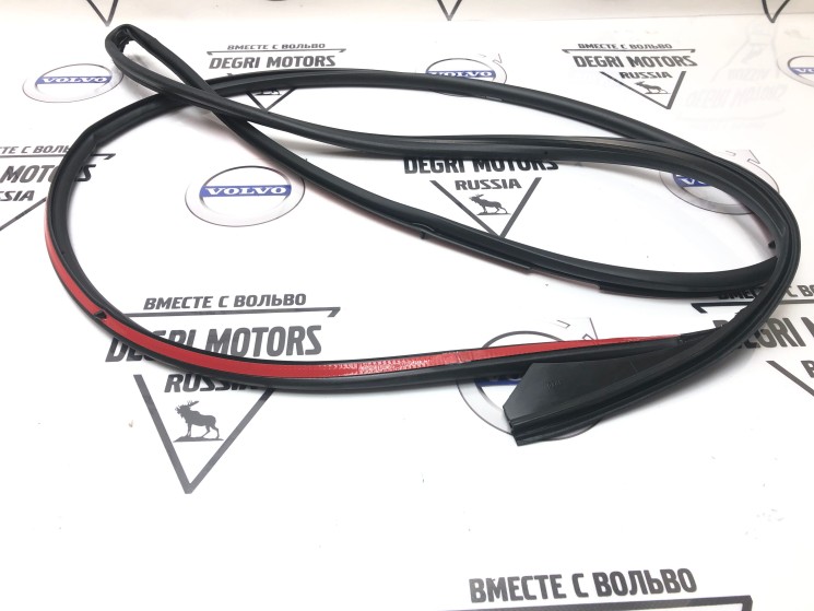 Уплотнительная резинка передней правой двери Volvo S60, V70 II, XC70 \\ VOLVO Original 8663774