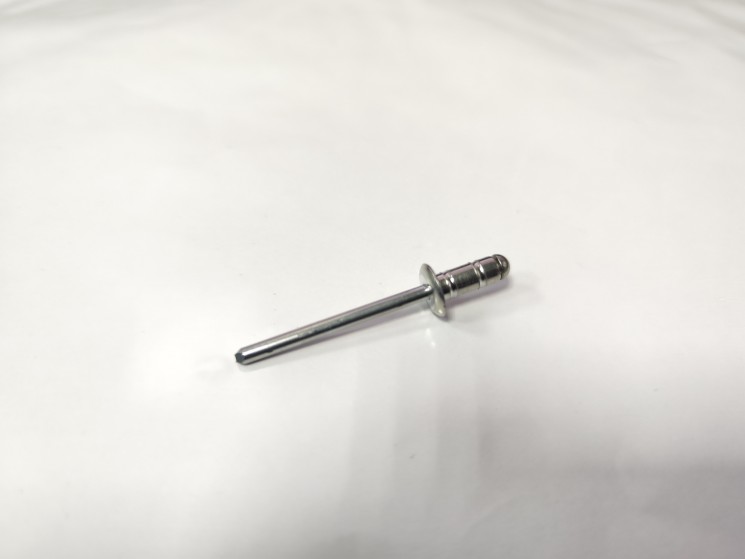 Заклепка для динамиков \\ VOLVO Original 973884