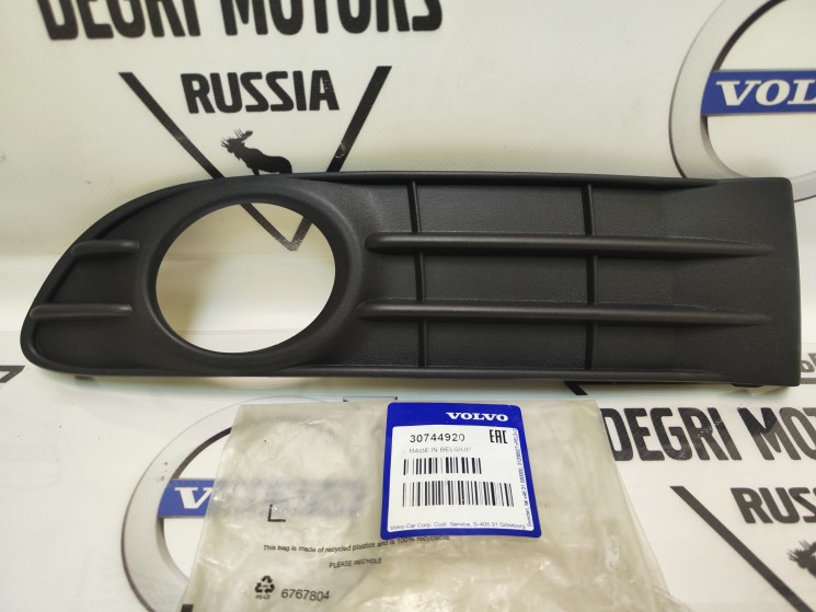 Решетка бампера, правая (для автомобилей с ПТФ) Вольво S40 (04-)  \\ VOLVO (Original) 30744920