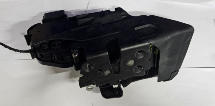 Замок двери передней правой VOLVO S80 II, XC70 II \\ VOLVO Original 31416682