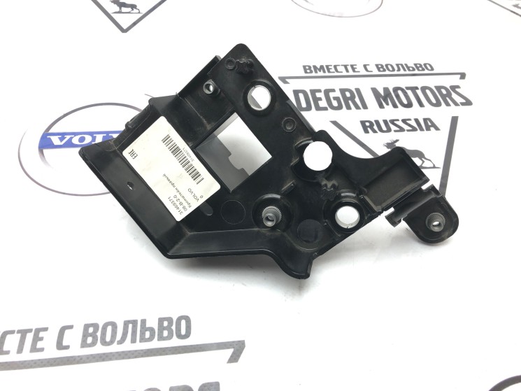 Кронштейн передней панели правый XC40 2018-2024 C40 2023-2024 \\ VOLVO 31469371