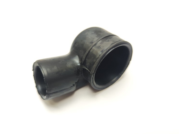 Шланг маслоуловителя VOLVO S60 S80 XC70 XC90 \\ 5 цилиндров с 2003 года \\ BOGAP V1210100